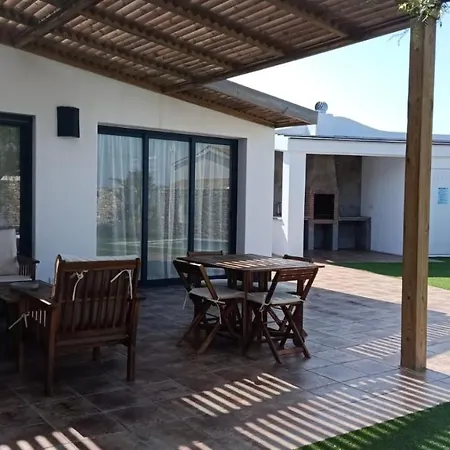 Falsa Pimienta - Sólo Familias Y Parejas Chalet *